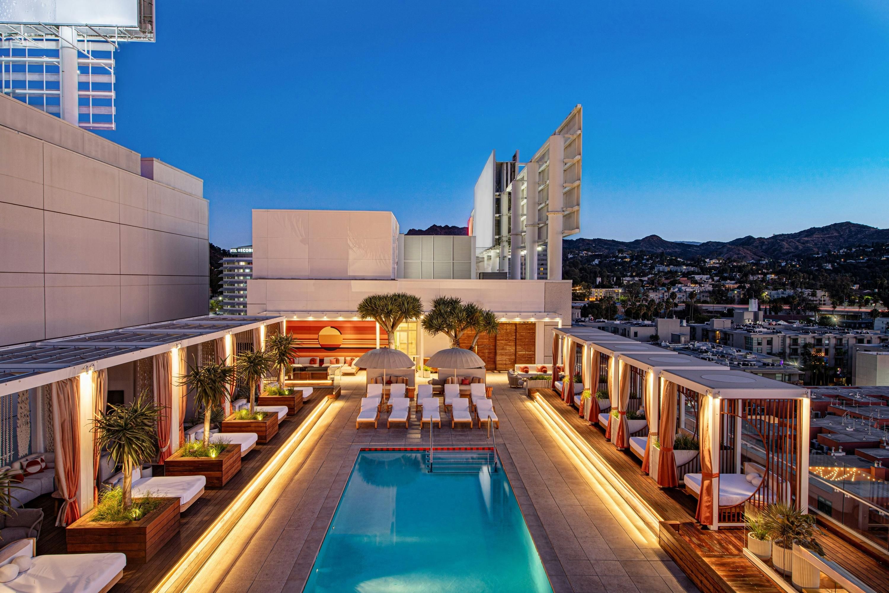 حوض السباحة