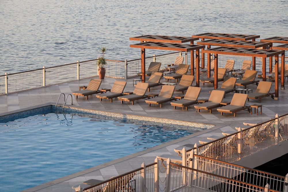 حوض السباحة