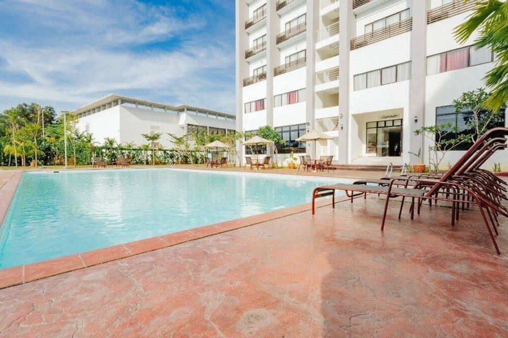 حوض السباحة