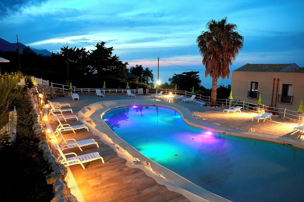 حوض السباحة