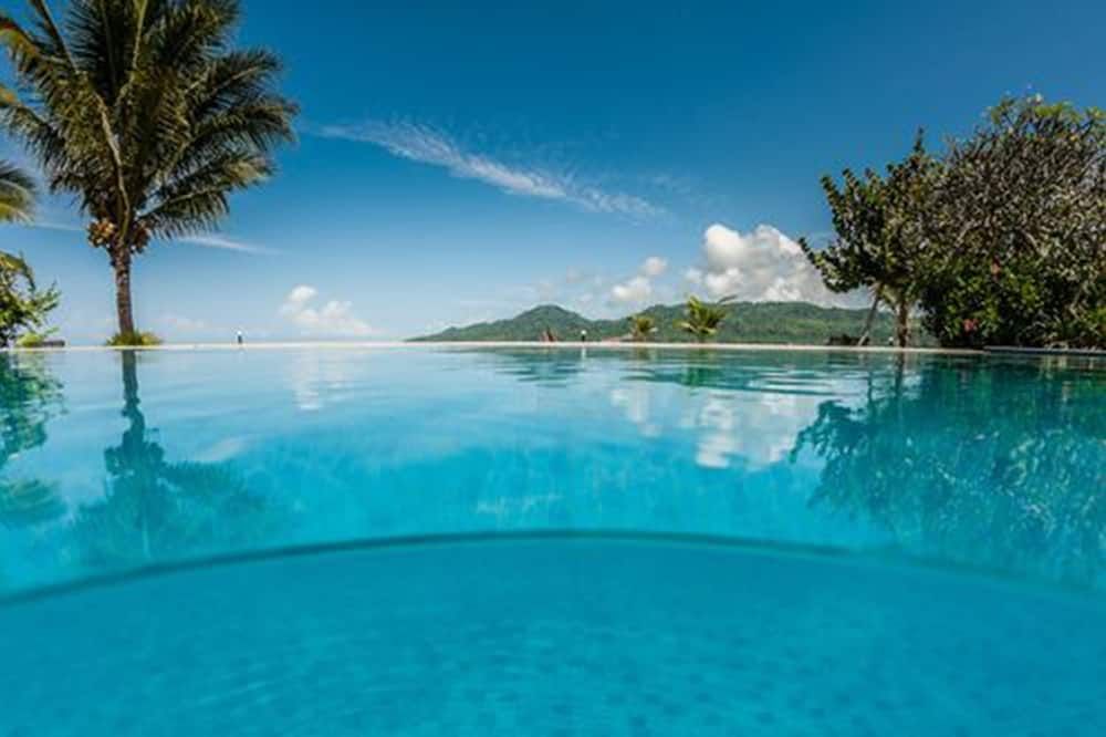 حوض السباحة