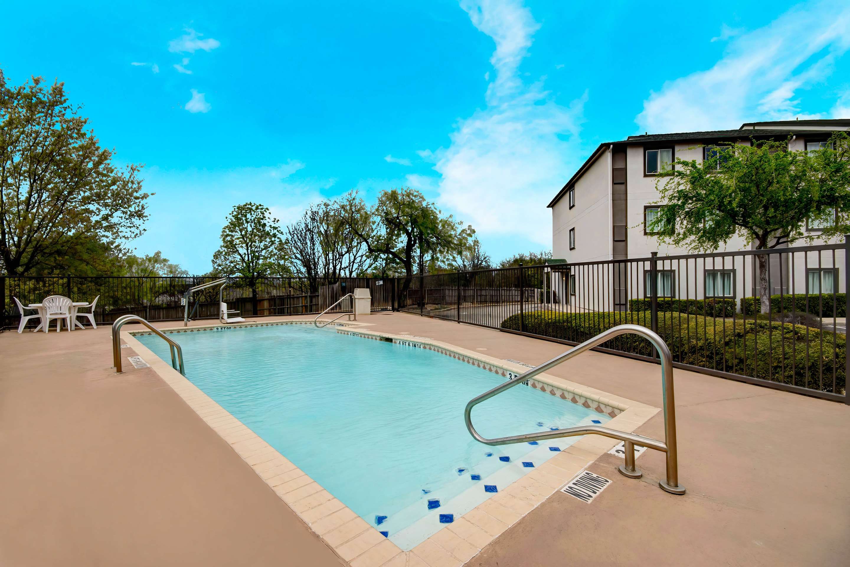 حوض السباحة