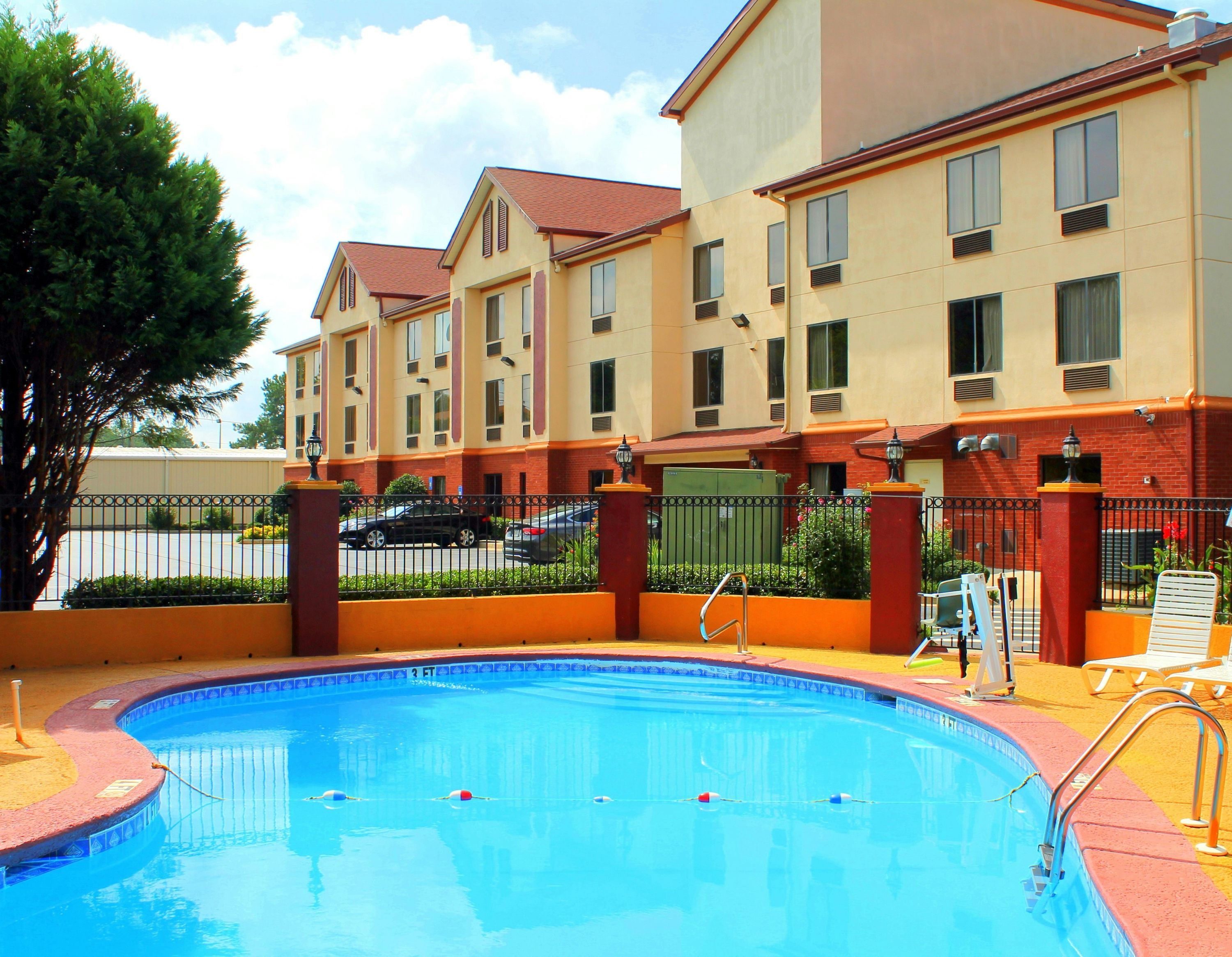 حوض السباحة