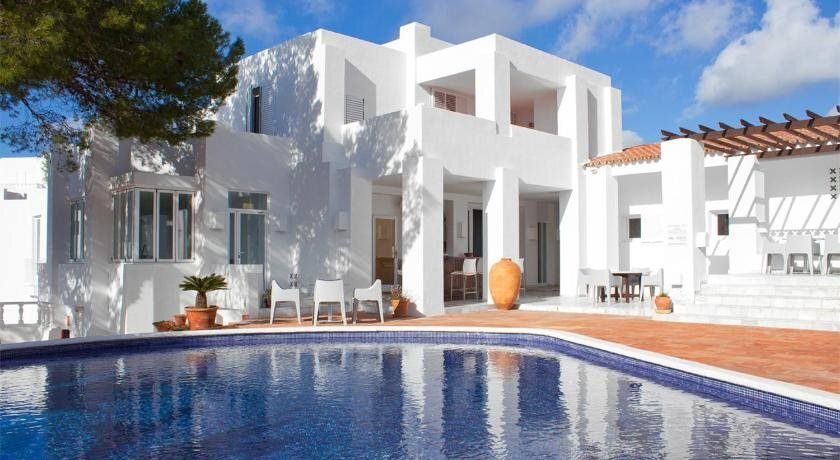 حوض السباحة