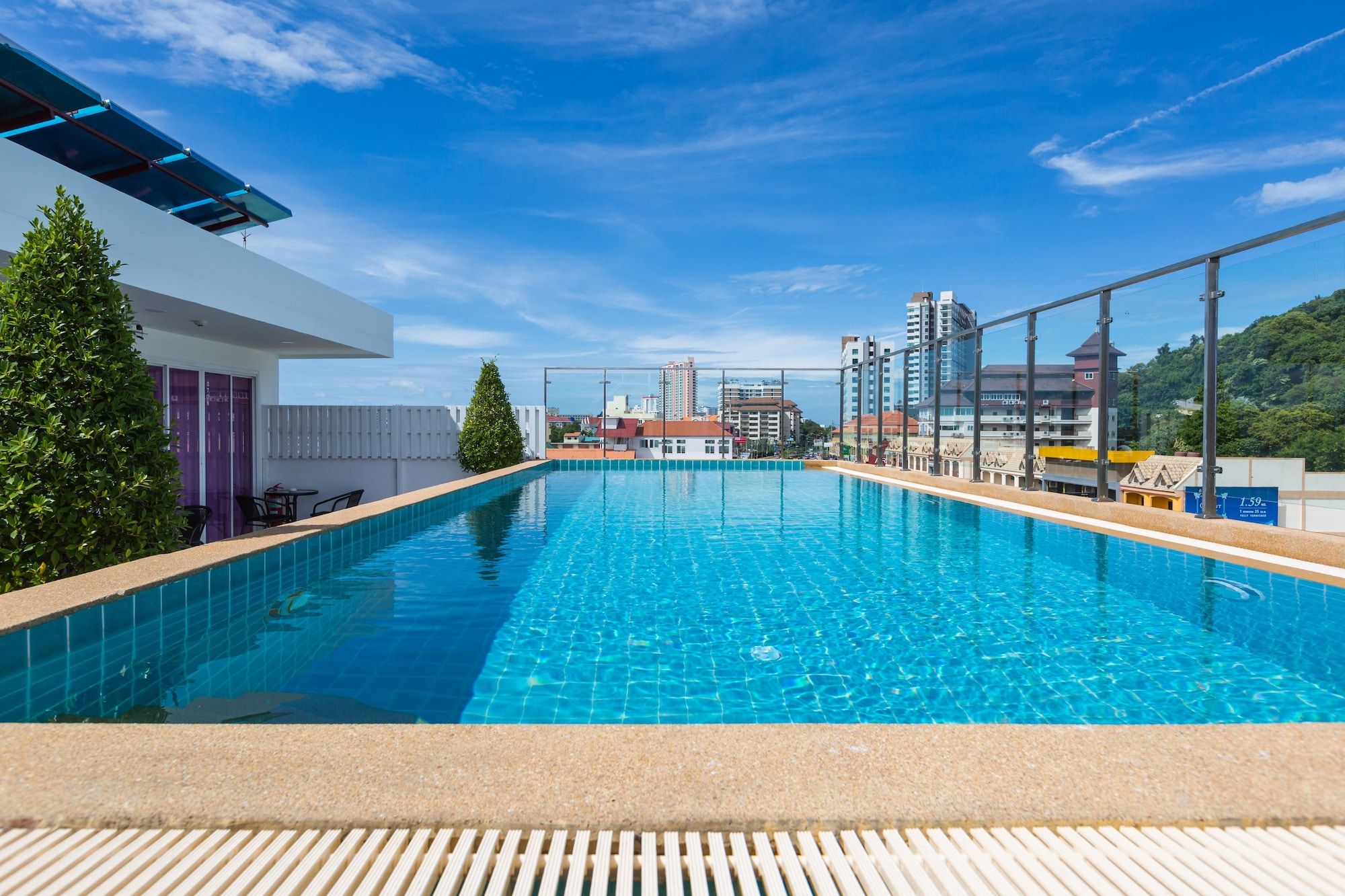 حوض السباحة