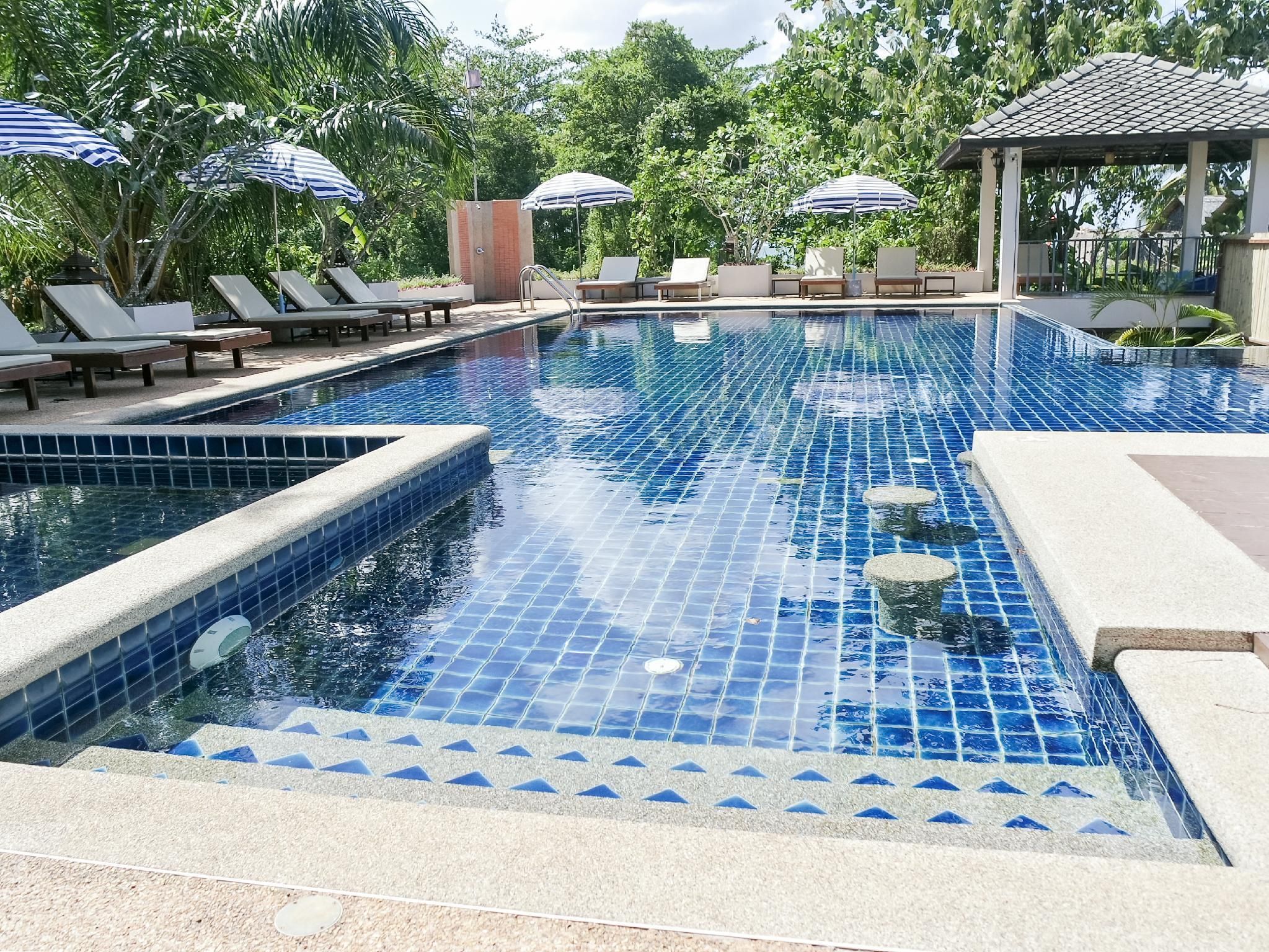 حوض السباحة صورة