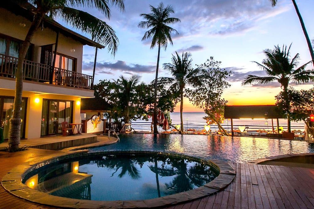 حوض السباحة