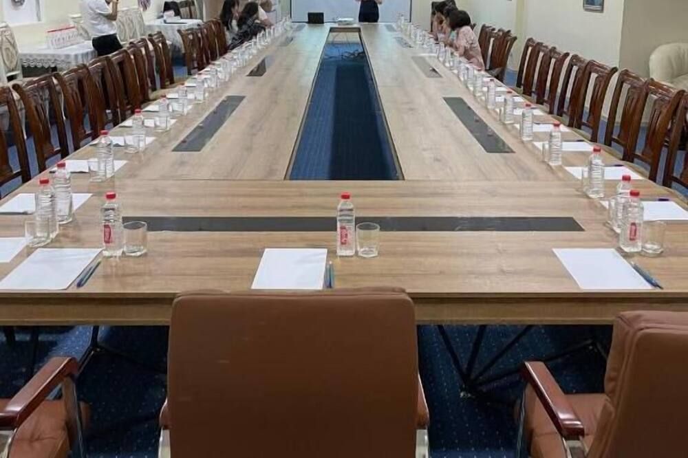 غرفة الاجتماعات