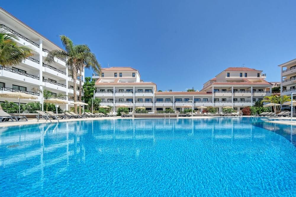 حوض السباحة