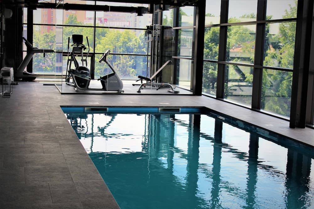 حوض السباحة