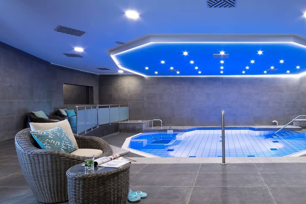 حوض السباحة