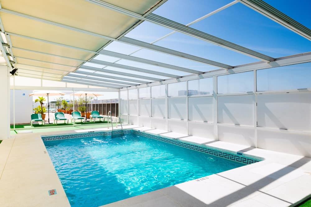 حوض السباحة