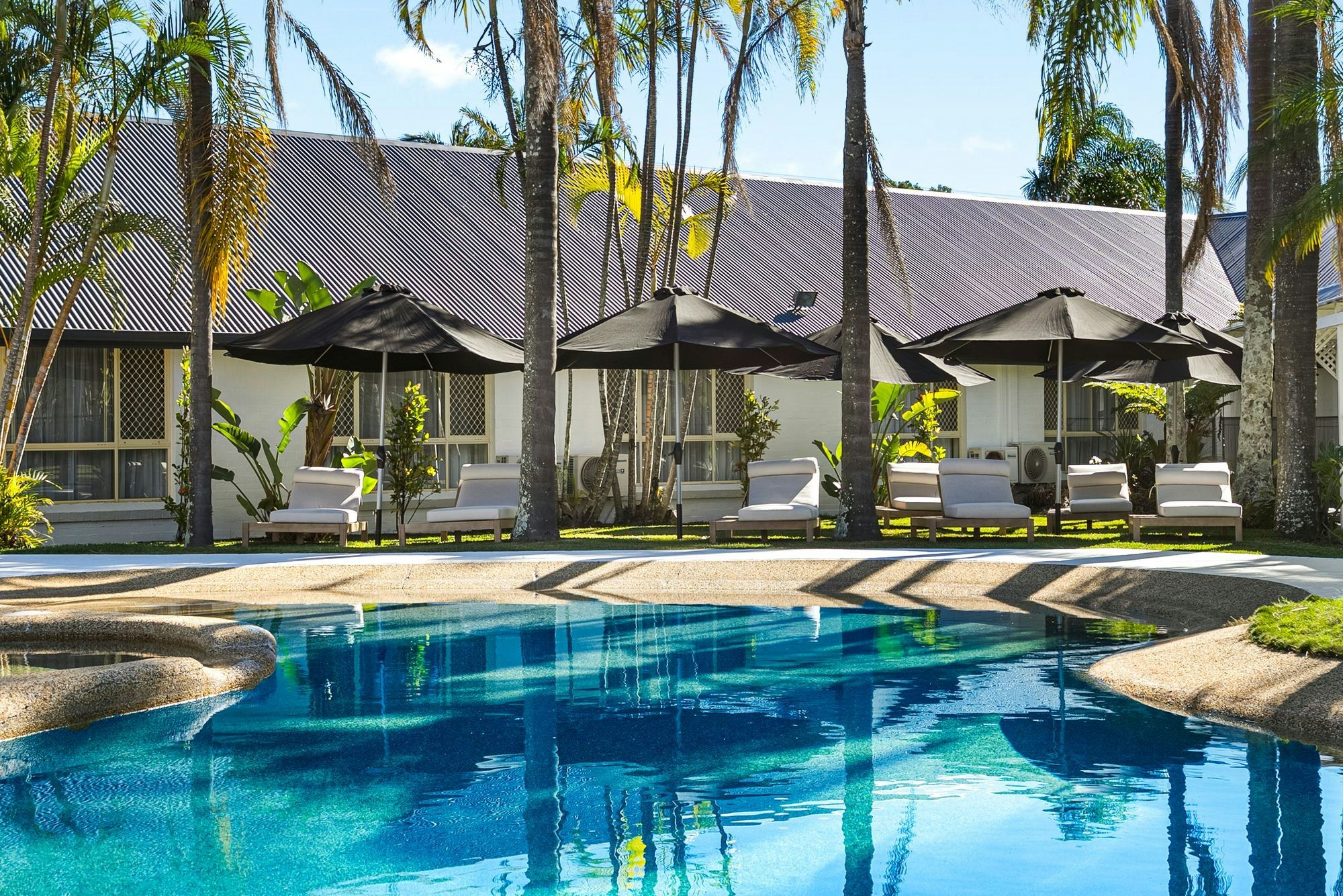 حوض السباحة