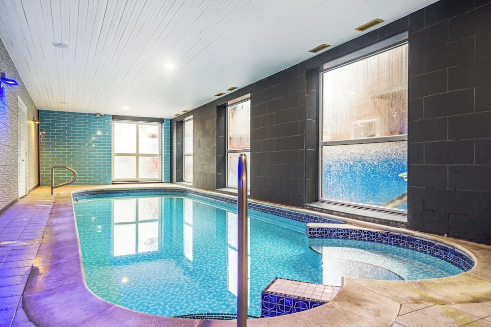 حوض السباحة