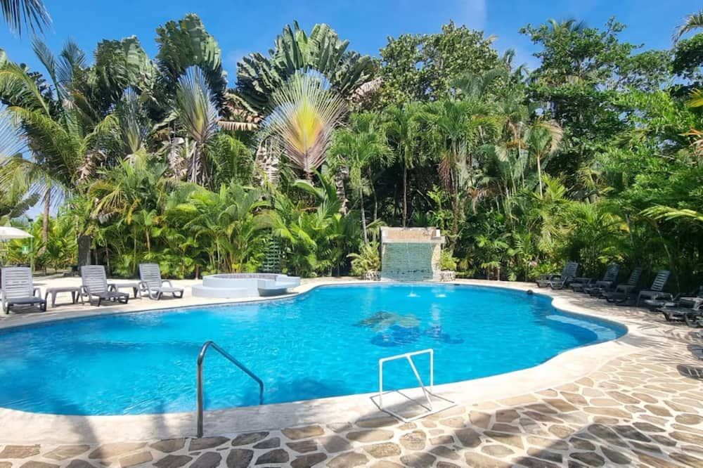 حوض السباحة