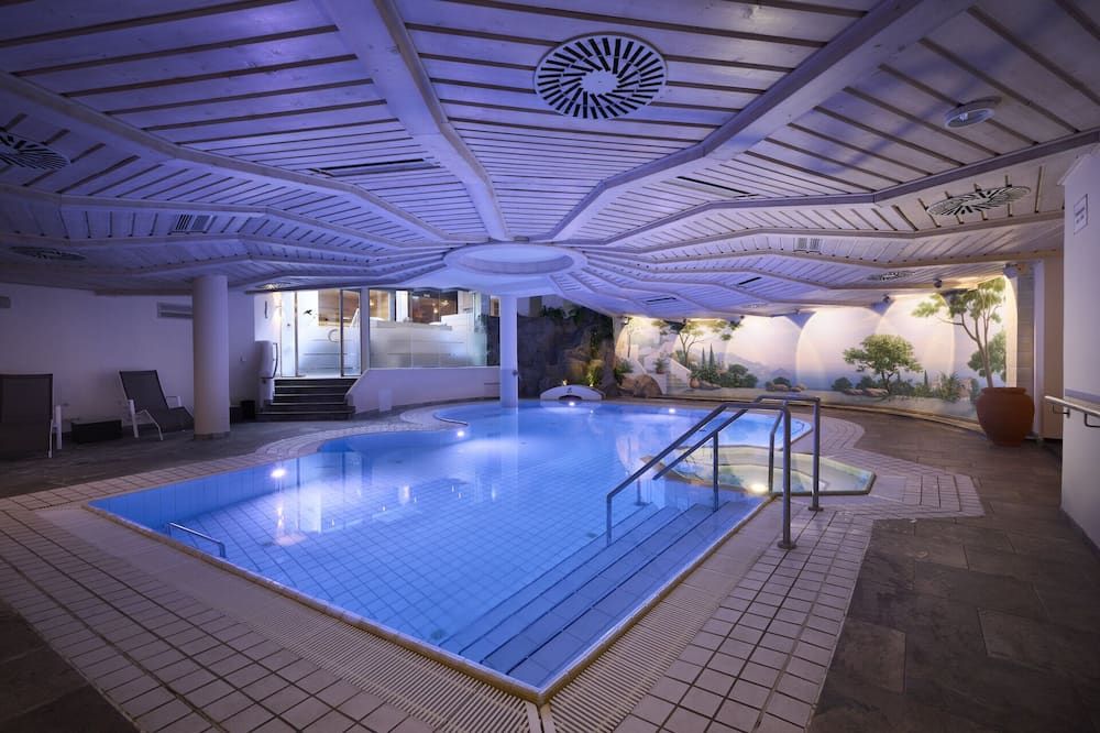 حوض السباحة