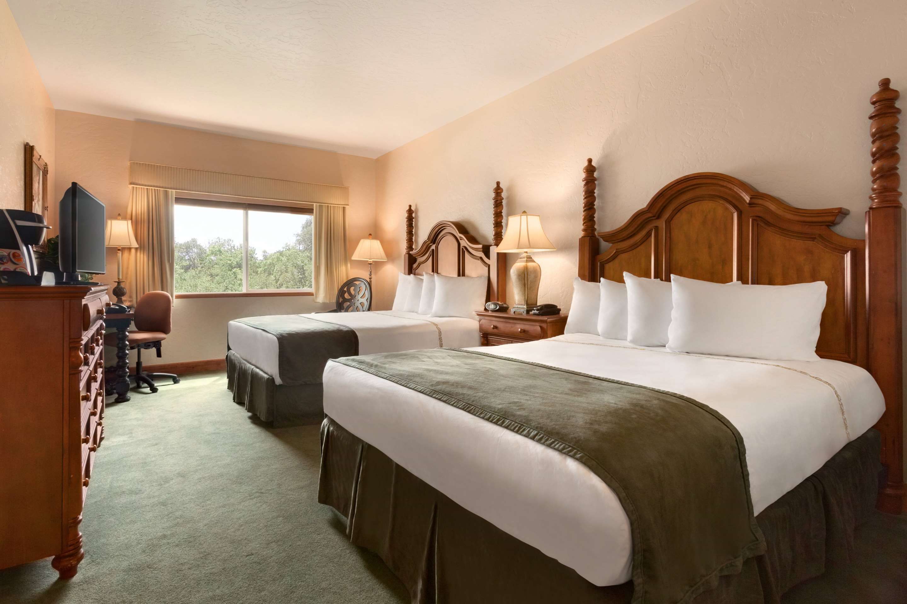 حوض السباحة