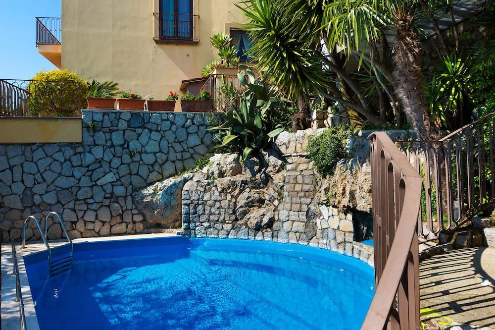 حوض السباحة