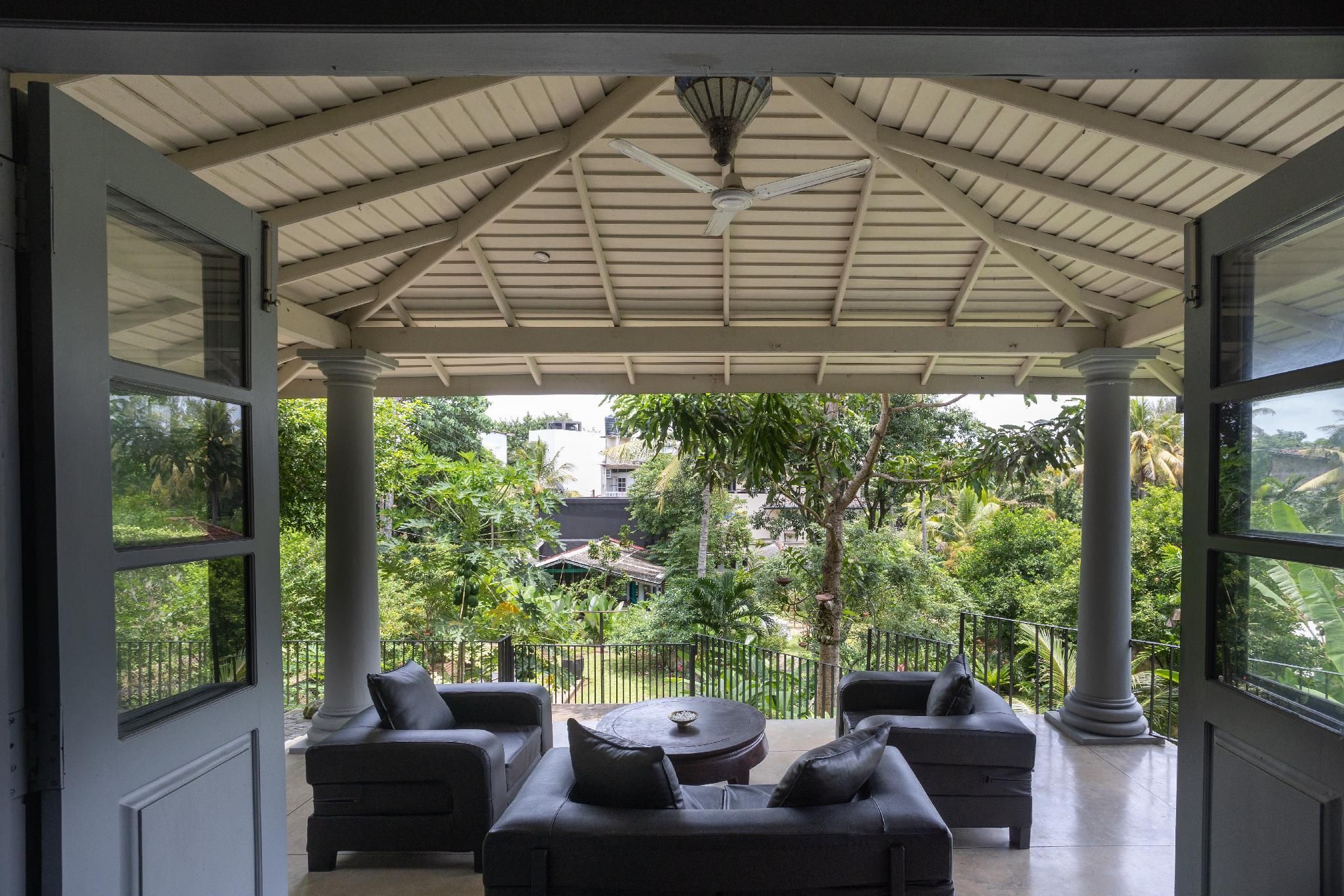 شرفة مرصوفة