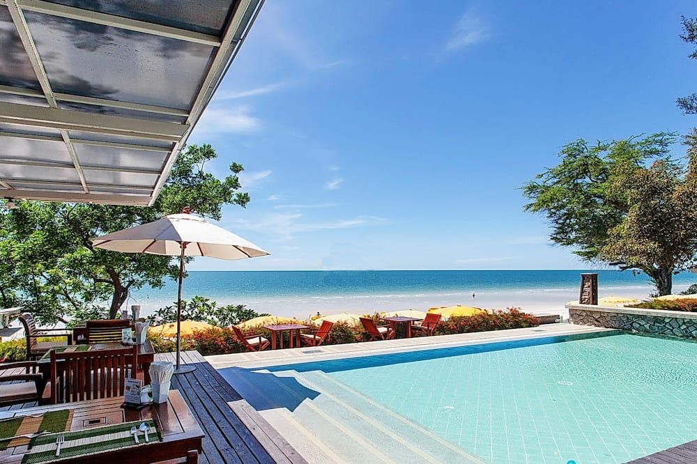 حوض السباحة