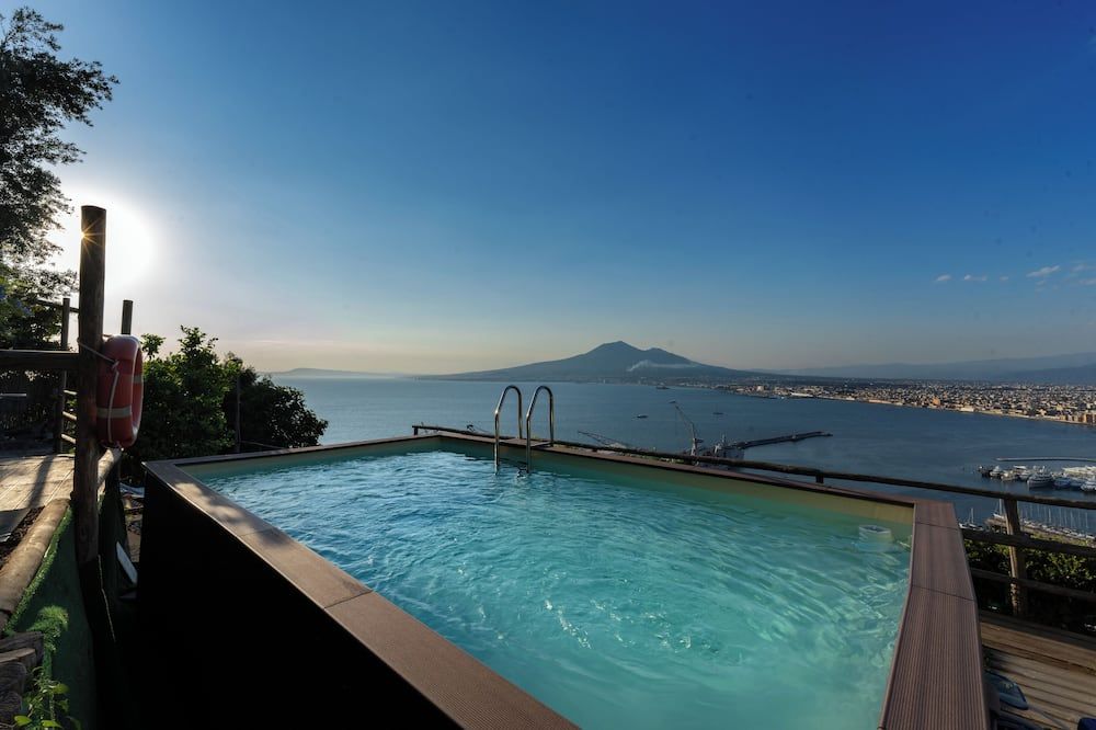 حوض السباحة