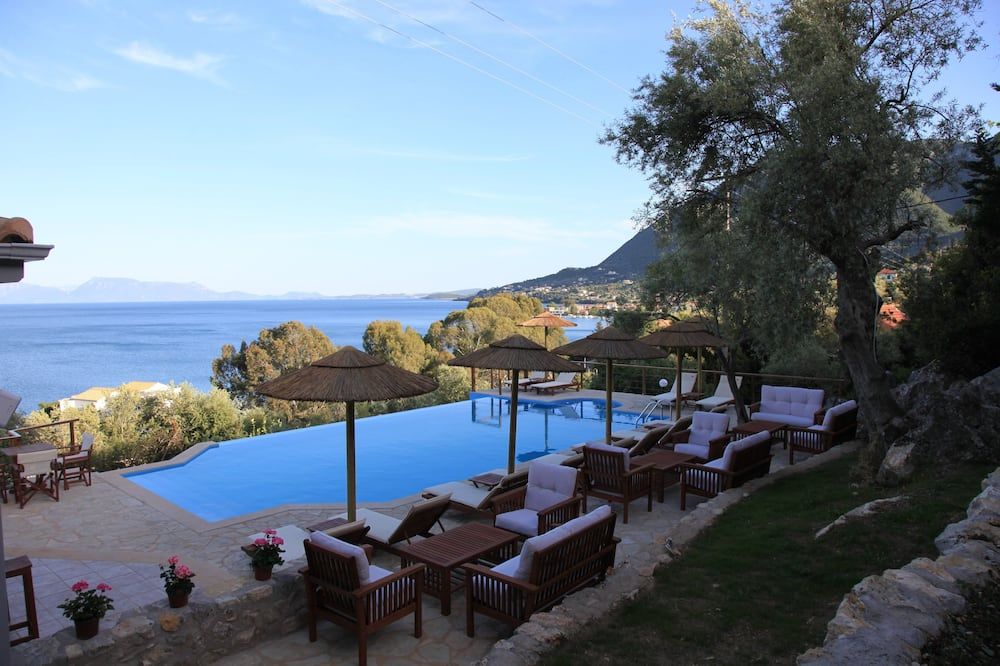 حوض السباحة