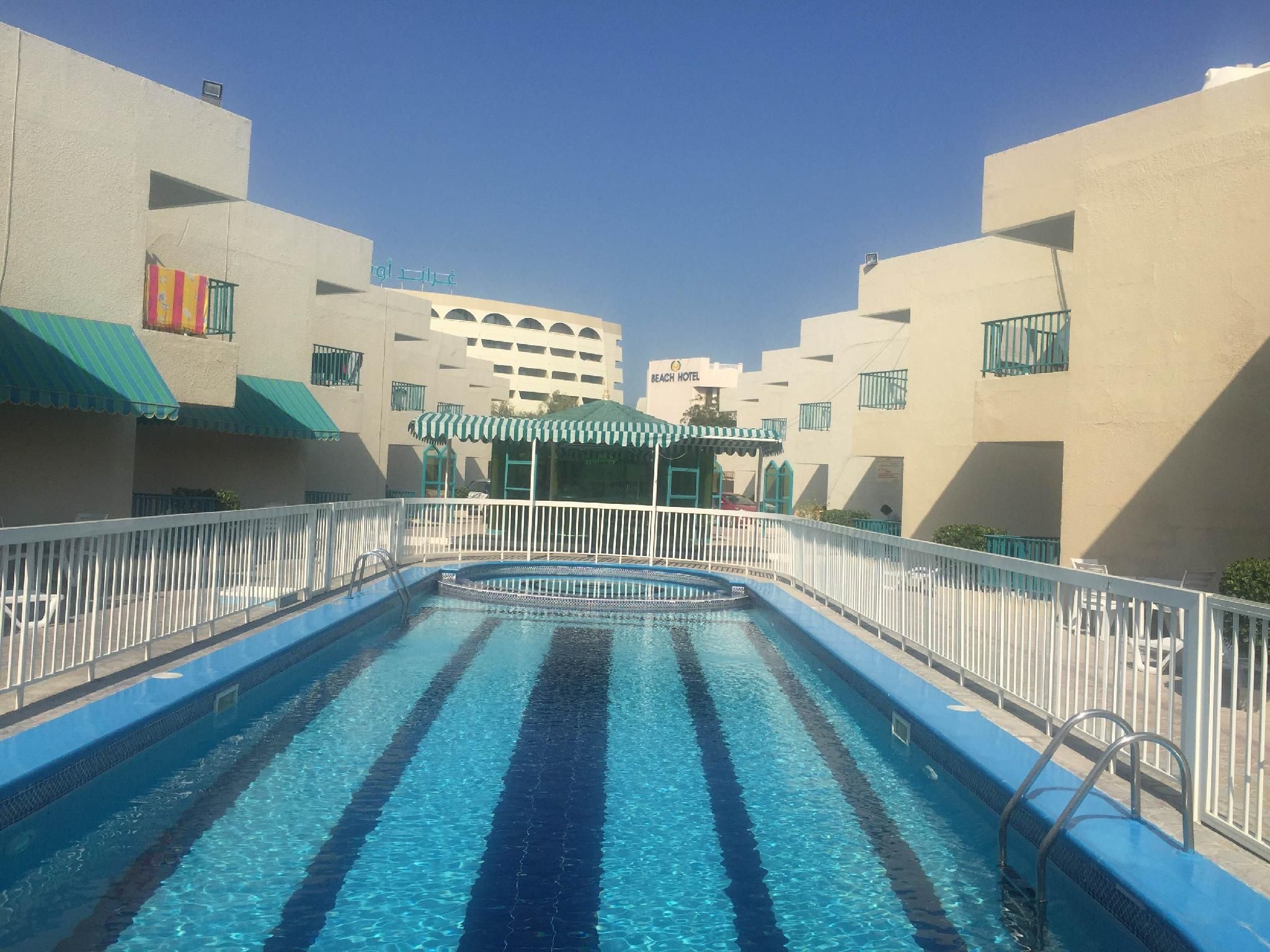 حوض السباحة