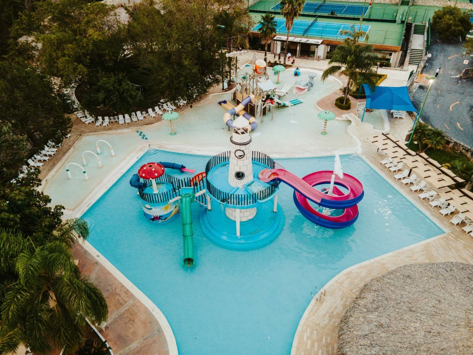 حوض السباحة