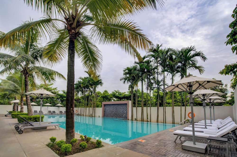 حوض السباحة