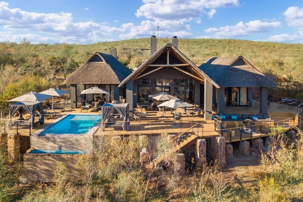 حوض السباحة