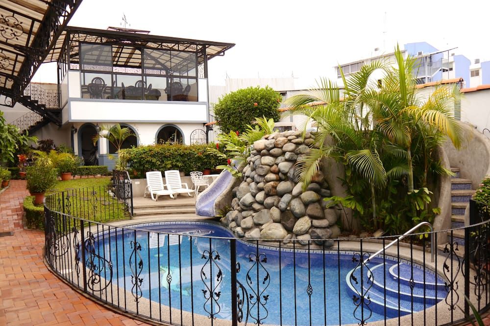 حوض السباحة