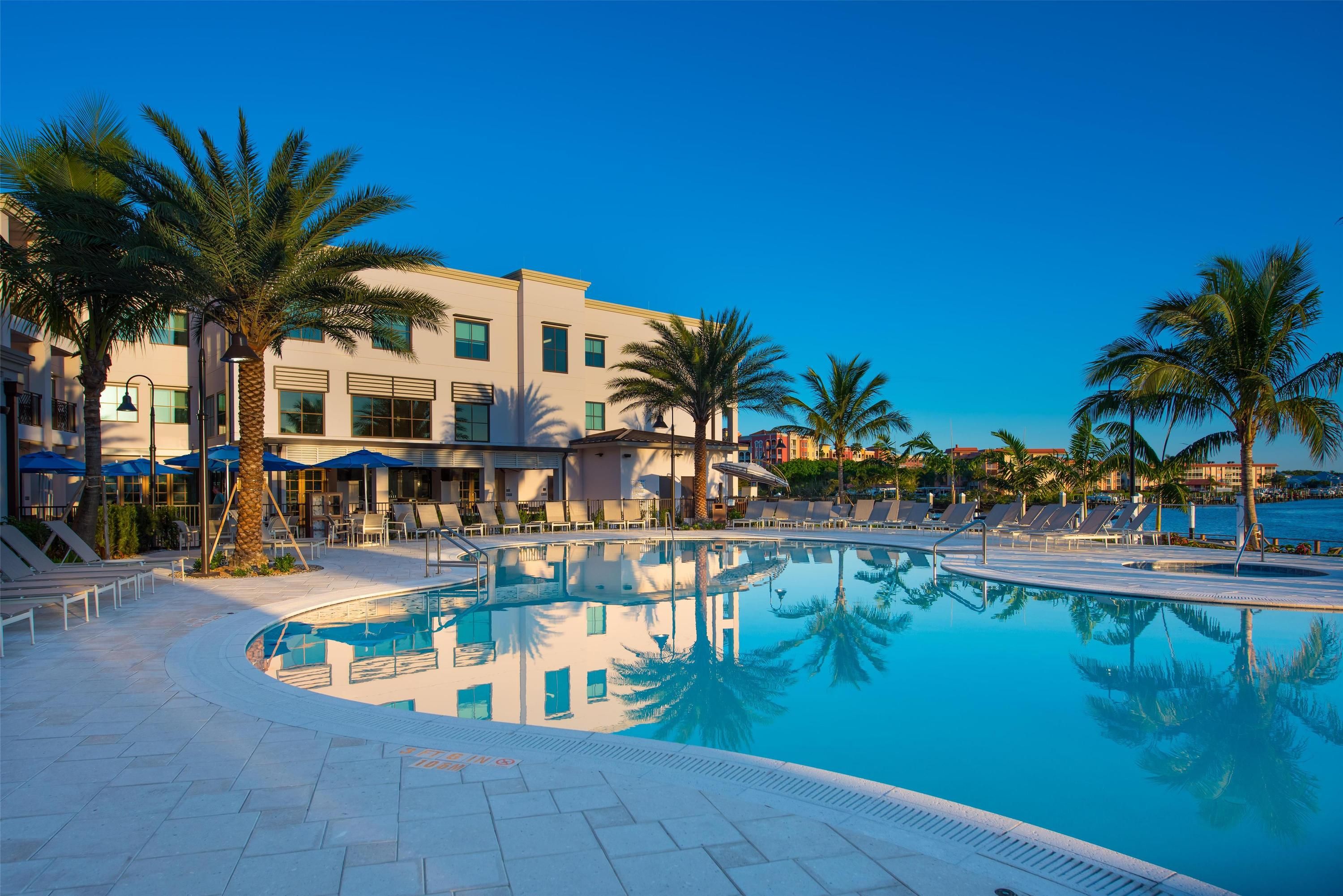 حوض السباحة