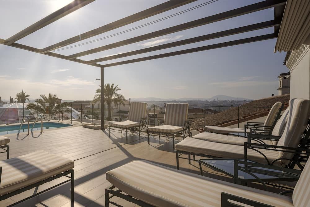 حوض السباحة