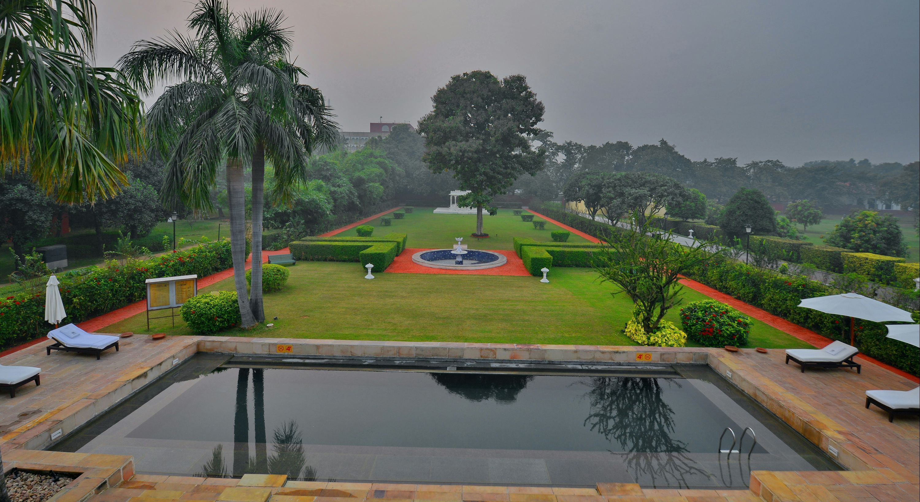 حوض السباحة