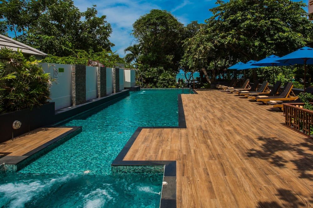 حوض السباحة