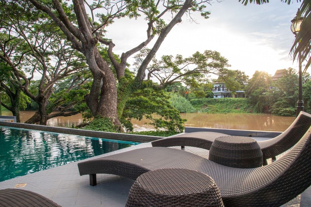 حوض السباحة