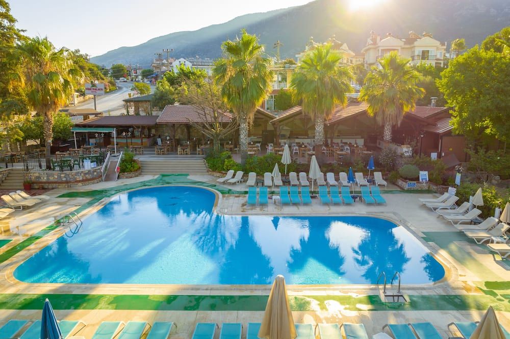 حوض السباحة