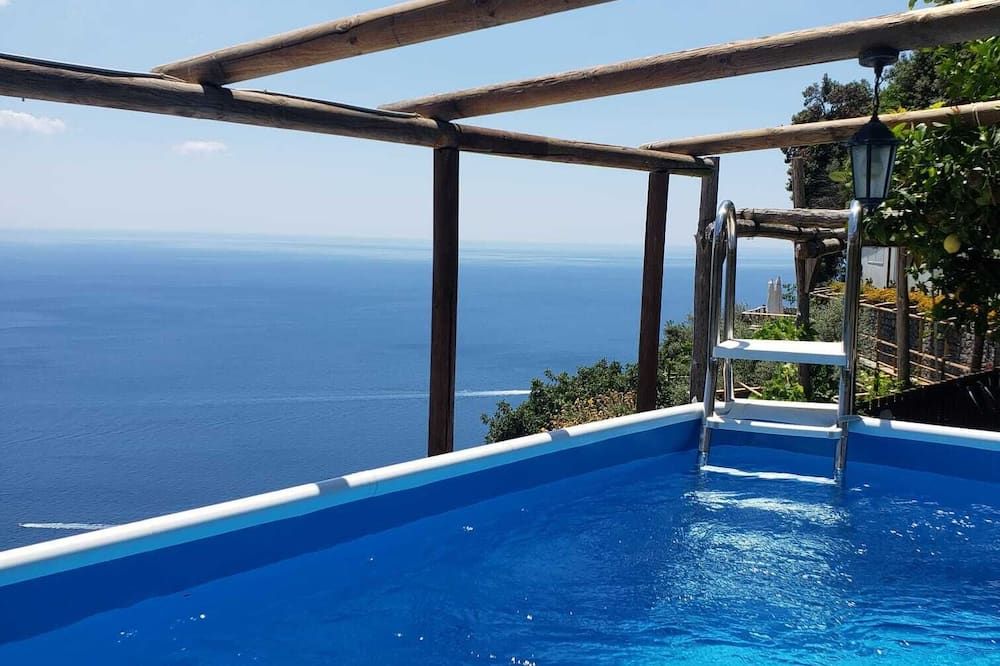 حوض السباحة