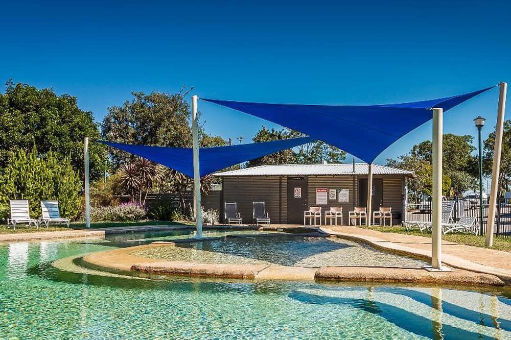 حوض السباحة