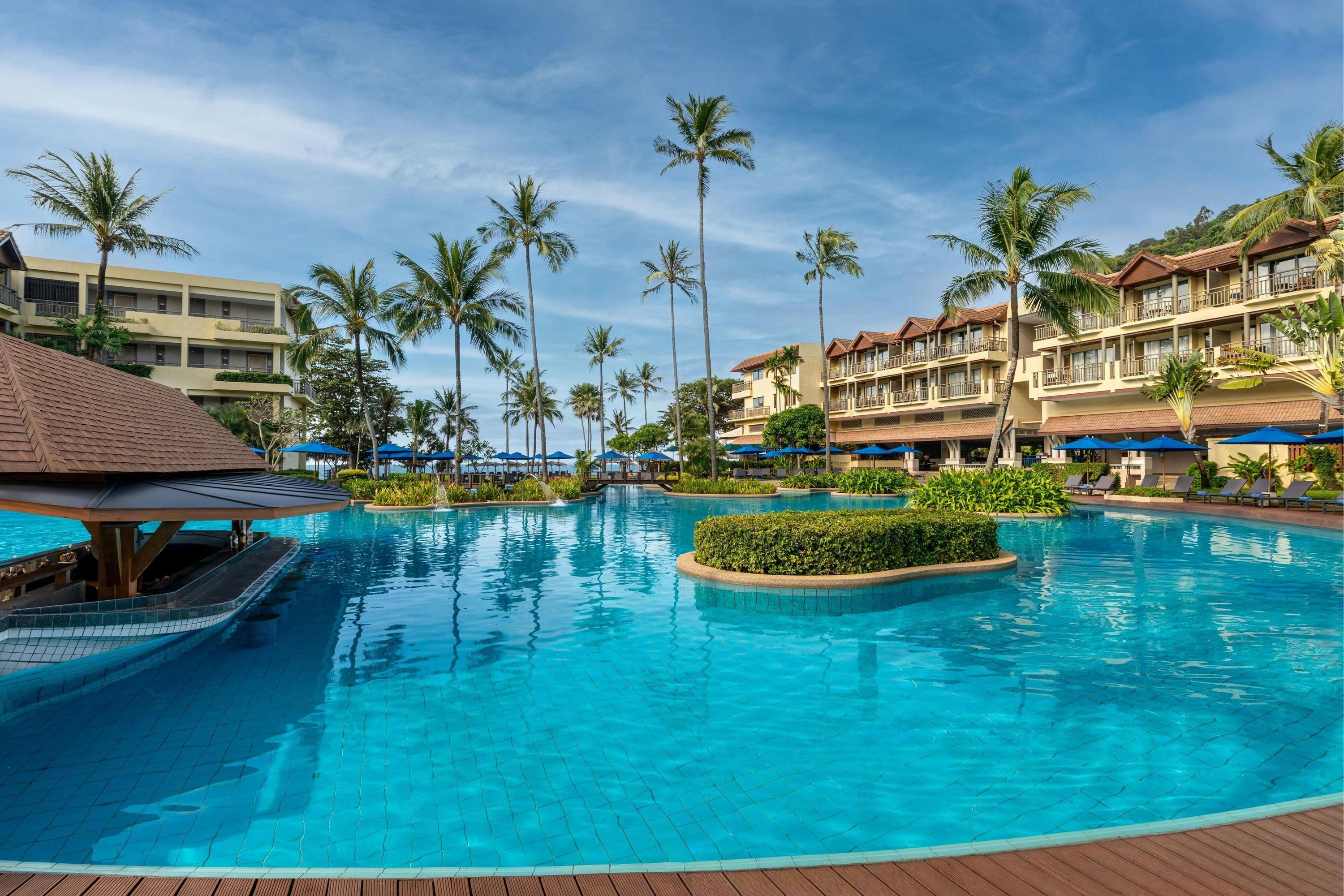 حوض السباحة