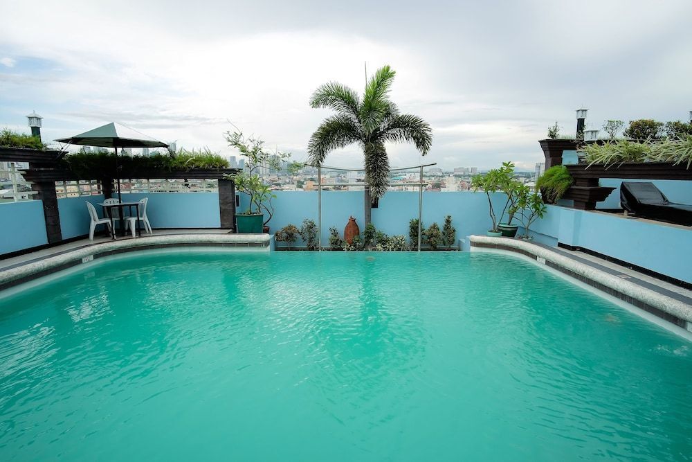 حوض السباحة