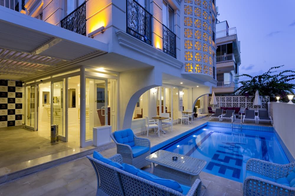 حوض السباحة