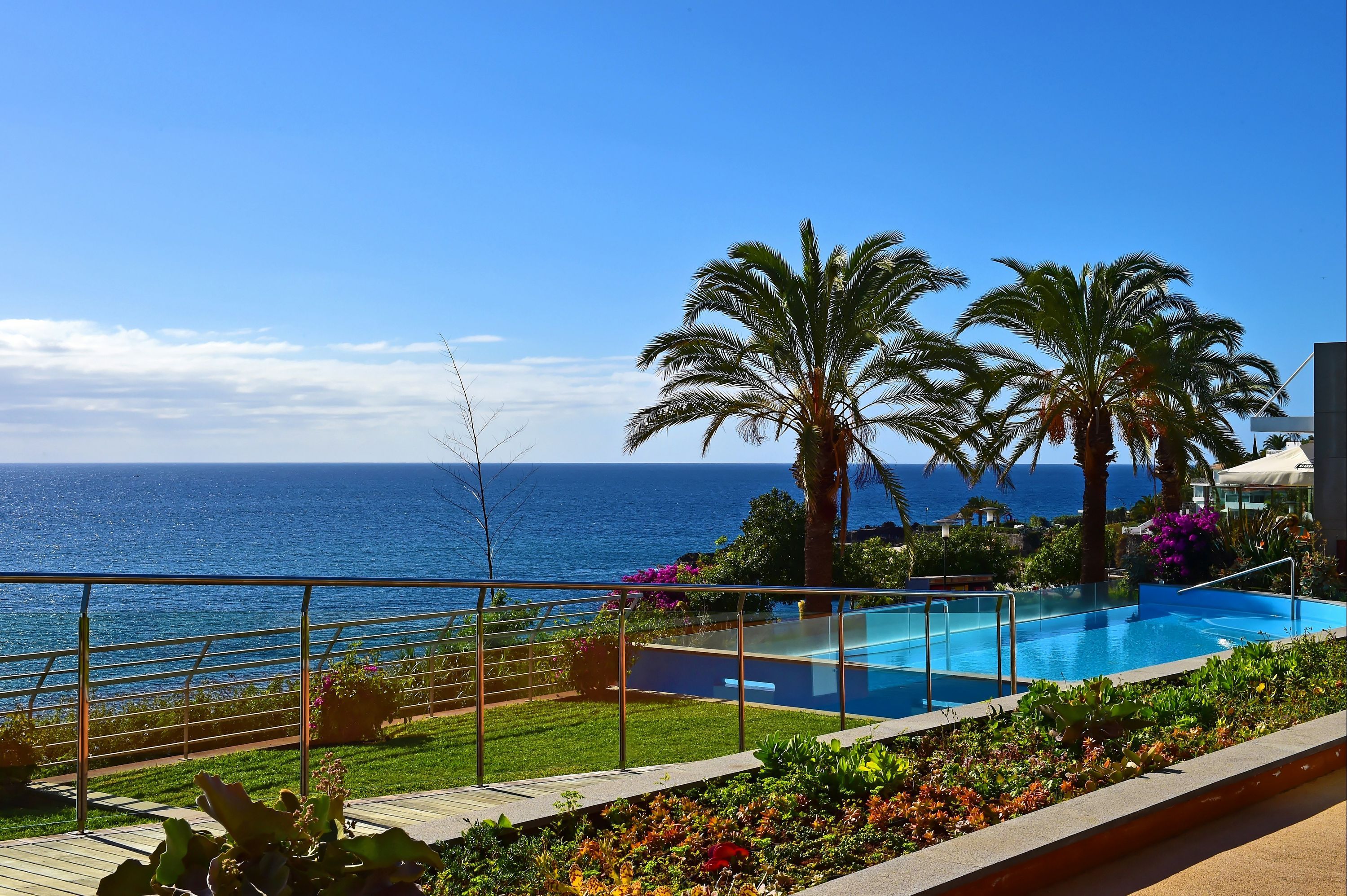 حوض السباحة