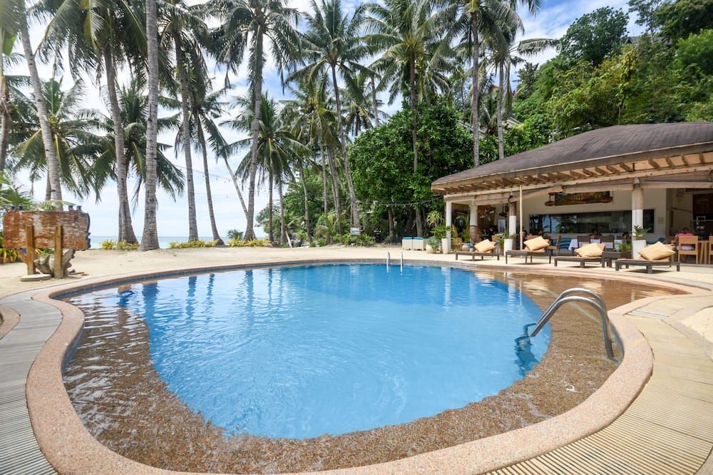 حوض السباحة