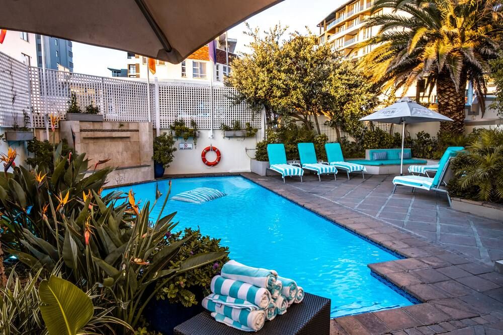 حوض السباحة