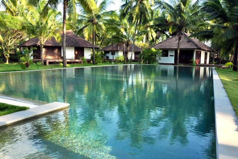 حوض السباحة