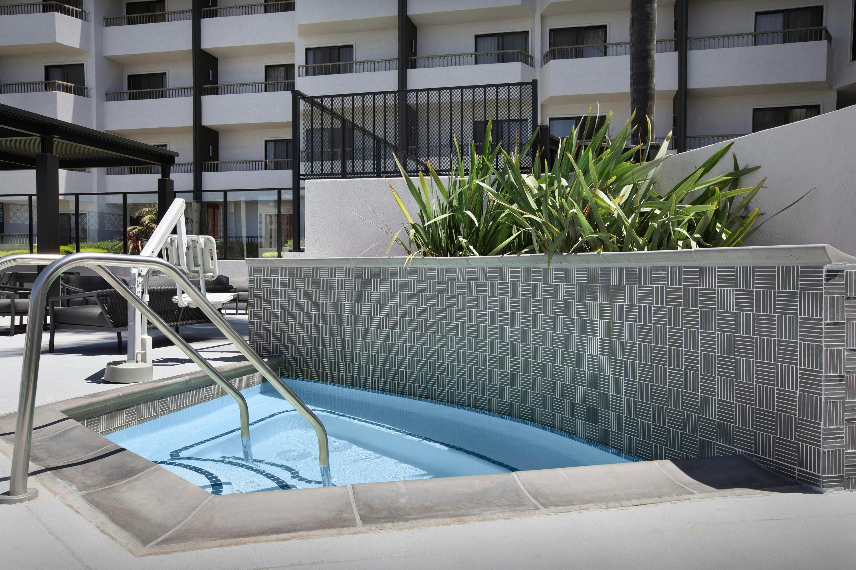 حوض السباحة