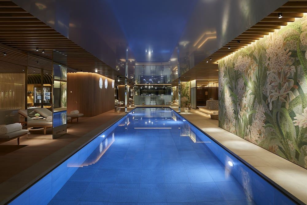 حوض السباحة