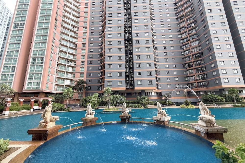 حوض السباحة