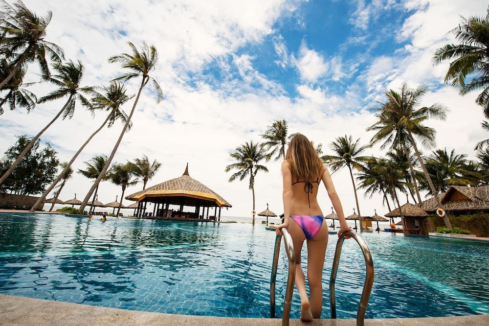 حوض السباحة